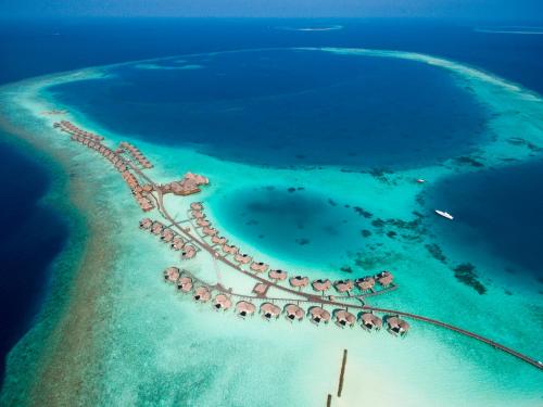 una isla con un complejo en medio del océano en Constance Halaveli, en Hangnaameedhoo