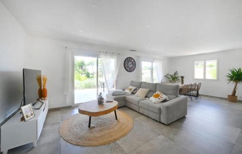 Saint-Michel-d'EuzetAwesome Home In Saint-Michel-D'euzet的客厅里有一张沙发和一张桌子。