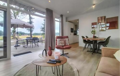 Posezení v ubytování Pet Friendly Home In Hellendoorn With Sauna