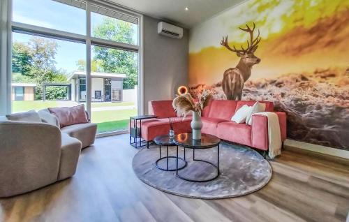Ruang duduk di Stunning Home In Voorthuizen