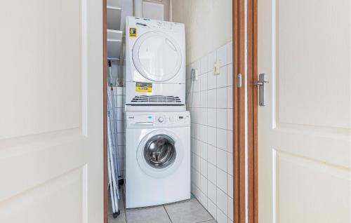 a washer and dryer in a small room at 2 Bedroom Beautiful Home In Erm in Erm