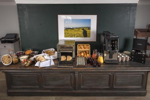 Ein Tisch mit einem Haufen Essen drauf. in der Unterkunft The Mole Resort - Hotel rooms in Umberleigh Bridge