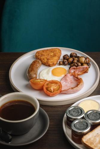 ein Frühstücksteller mit Eiern, Speck und Pilzen in der Unterkunft The Mole Resort - Hotel rooms in Umberleigh Bridge