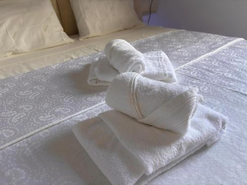 a pair of towels sitting on top of a bed at Casa LuJho in Brivio