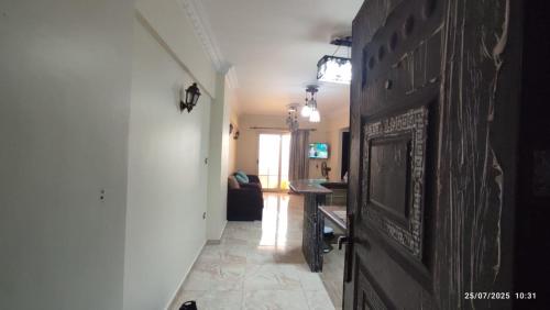 a hallway leading to a living room with a couch at Flores casas de playa in Alexandria