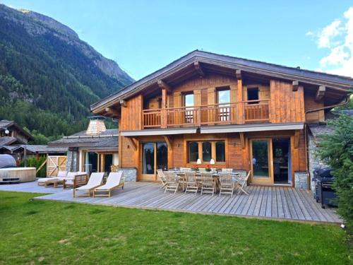 Amazing Chalet with Hot Tub Sauna and Panoramic View