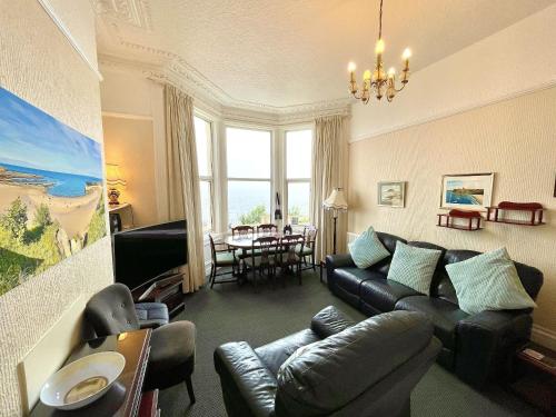 Ruang duduk di Seafront Apartments
