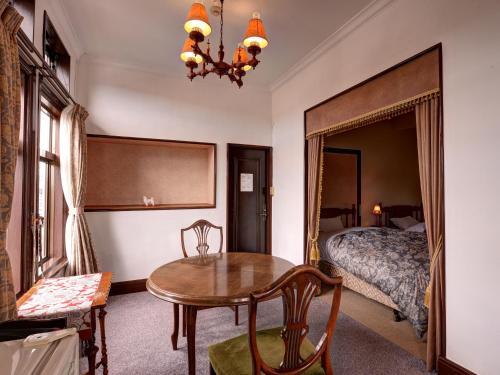 a hotel room with a table and a bed at Kaihinsou Kamakura in Kamakura
