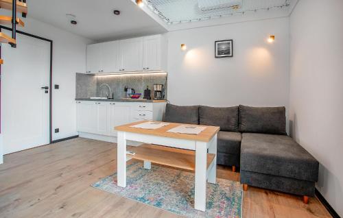 Η κουζίνα ή μικρή κουζίνα στο 2 Bedroom Beautiful Home In Wytowno
