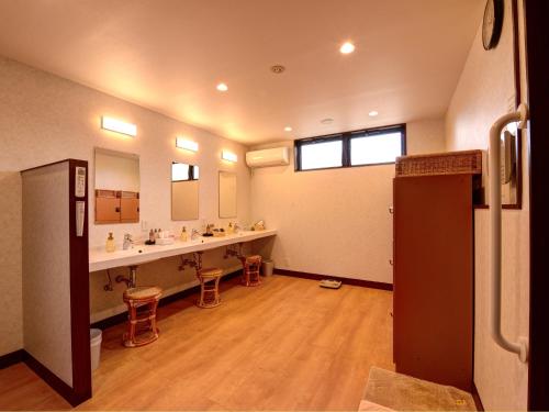 a large bathroom with two sinks and two mirrors at Kaihinsou Kamakura in Kamakura