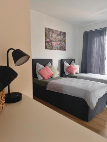 Una cama o camas en una habitación de Luxuriöses Apartment 85m2 mit Infrarotkabine und Parkplatz