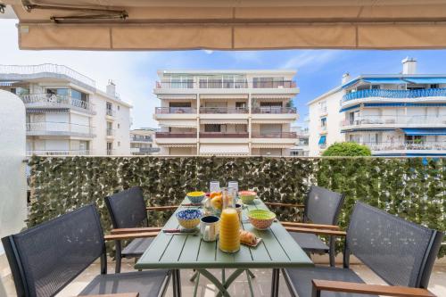 1-Br with Terrace Palm Beach Close to Beaches
