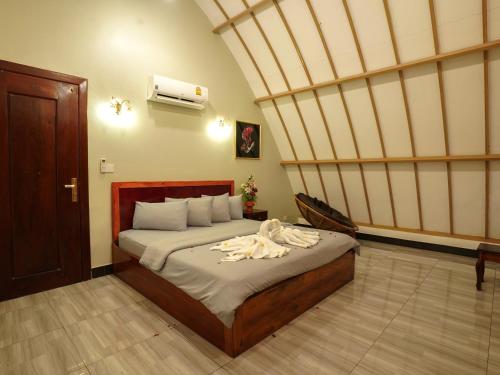 Ένα ή περισσότερα κρεβάτια σε δωμάτιο στο Bali Villa Kampot Resort