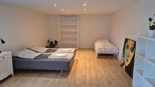 a bedroom with two beds in a room at Dalgården - ro og natur in Silkeborg