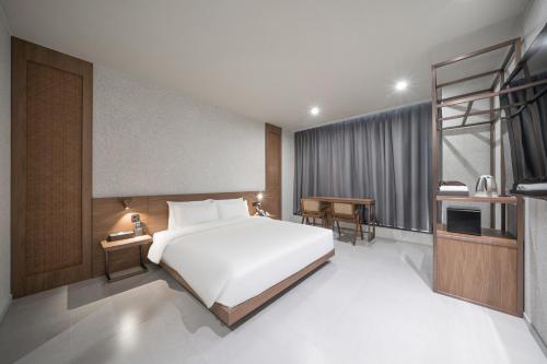Postel nebo postele na pokoji v ubytování Daegu Dongseongro Giant Hotel