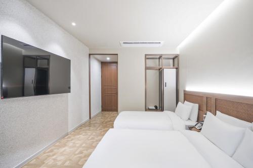 Postel nebo postele na pokoji v ubytování Daegu Dongseongro Giant Hotel