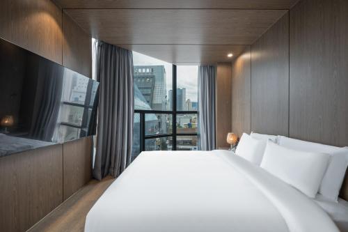 Postel nebo postele na pokoji v ubytování Daegu Dongseongro Giant Hotel