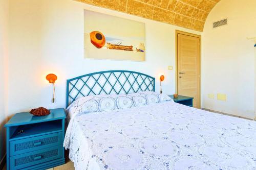 a bedroom with a blue bed with a white bedspread at Casa delle sorgenti in Torre Vado