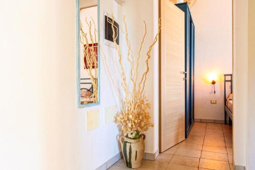 a hallway with a vase with flowers in it at Casa delle sorgenti in Torre Vado