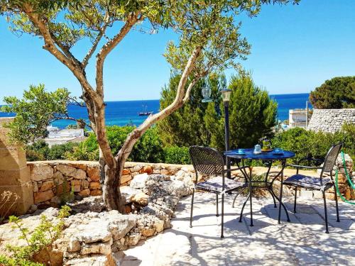 a patio with a table and chairs and a tree at Casa delle sorgenti in Torre Vado