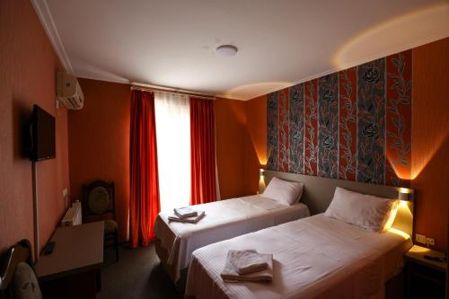 Postel nebo postele na pokoji v ubytování Park Hotel Imeri kutaisi
