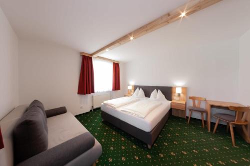 a hotel room with a bed and a desk at Salzburger Dolomitenhof in Annaberg im Lammertal