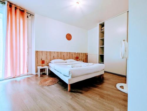Ένα ή περισσότερα κρεβάτια σε δωμάτιο στο Chic apart with parking near Paris