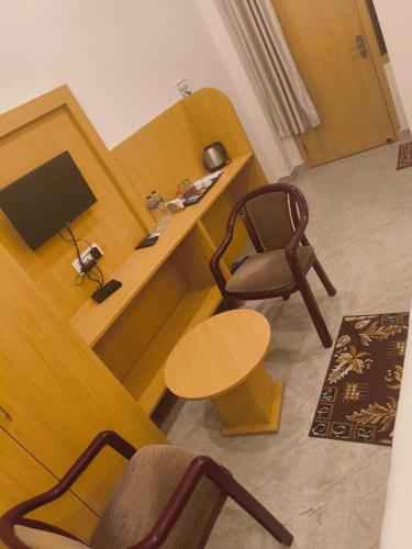 TV a/nebo společenská místnost v ubytování Vindhyawasini Palace