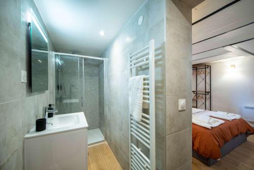 a bathroom with a shower and a sink and a bed at LA MURAILLE DE CHINE - Self Checkin Automatique - Netflix - 15 Min de Giverny in Bonnières-sur-Seine