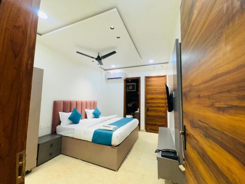 Un dormitorio con una cama y un televisor. en Hotel 7 Star Rohini Sector 17, en Nueva Delhi