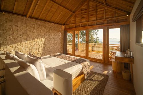Ένα ή περισσότερα κρεβάτια σε δωμάτιο στο KERTASARI LODGE