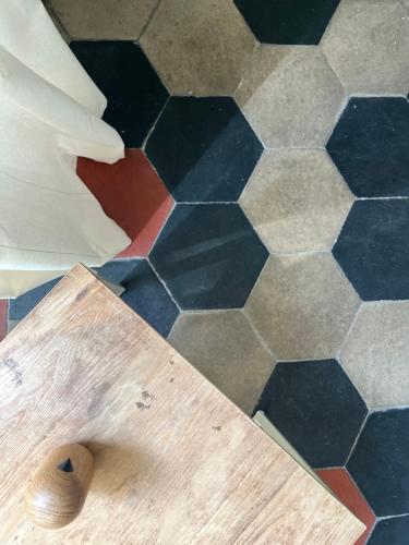 a room with a floor with a wooden cutting board at La Cocca Via Saffi, con vasca in camera in Viterbo