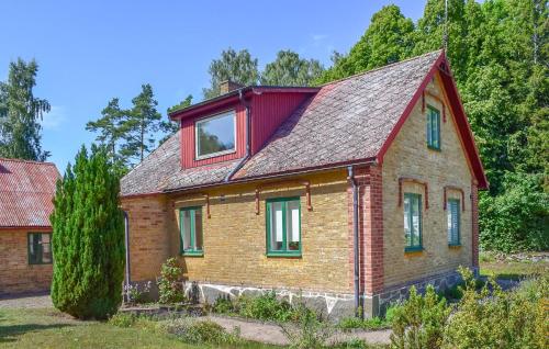 an old brick house with a red roof at Nice Home In Gärds Köpinge in Gärds Köpinge