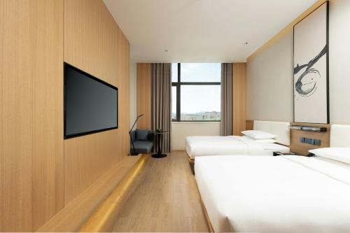 Postel nebo postele na pokoji v ubytování Fairfield by Marriott Shanghai Hongqiao