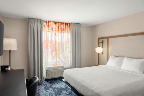 a hotel room with a bed and a window at Fairfield Inn and Suites New Buffalo in New Buffalo