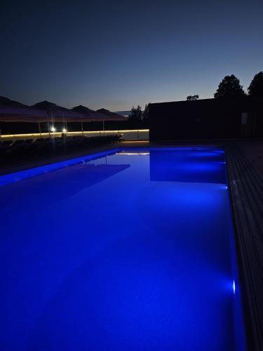 Swimmingpoolen hos eller tæt på Brick House