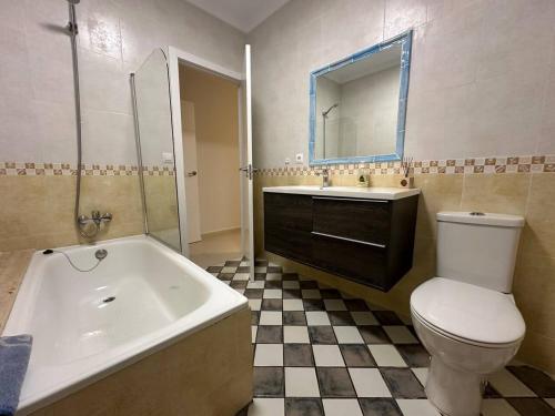 łazienka z wanną, toaletą i umywalką w obiekcie Villa Maja Calpe w mieście Calpe