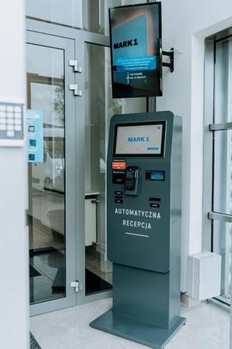 una máquina atm frente a un edificio en Mark1, en Brzesko