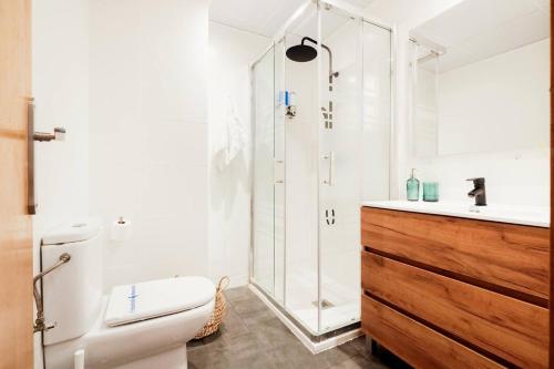 un bagno con doccia, WC e lavandino di Balloon House Casco Antiguo WiFi 4 Pax Nespresso a Saragozza