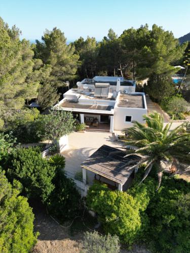 eine Luftansicht eines Hauses in den Bäumen in der Unterkunft Villa Cana Romero II Sea Views in Sant Josep