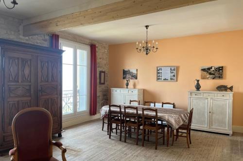 Gambar di galeri bagi Spacious 19th century house di Saint-Aubin-sur-Mer