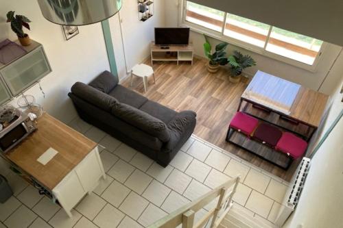 une vue aérienne d'un salon avec un canapé et une table dans l'établissement Duplex apartment facing the port, à Frontignan