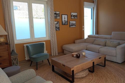 un salon avec un canapé et une table basse dans l'établissement Large house terrace entrance Le Touquet, à Cucq