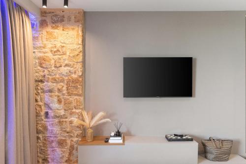 Μια τηλεόραση ή/και κέντρο ψυχαγωγίας στο Lithos Villas - Nikiti Halkidiki