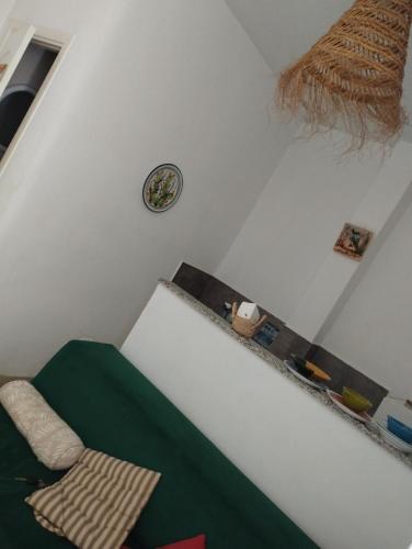 Μια τηλεόραση ή/και κέντρο ψυχαγωγίας στο Petit studio meublé