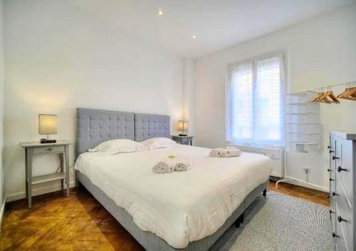 une chambre avec un grand lit avec deux serviettes dessus dans l'établissement LOENA CANNES CENTRE - Appartement entier 2 pièces - 4 personnes - proche croisette palais festival plage - internet gratuit - climatisation - non fumeur, à Cannes