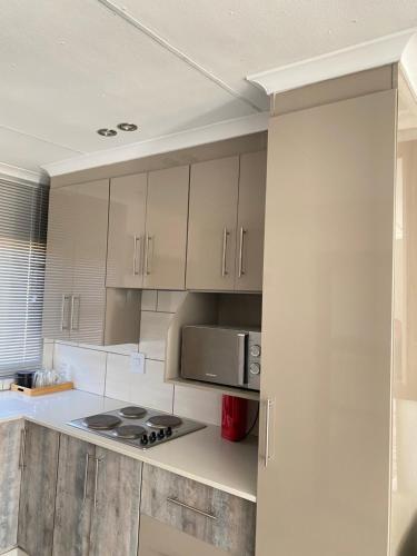 Η κουζίνα ή μικρή κουζίνα στο THABAKGOLO GUEST HOUSE