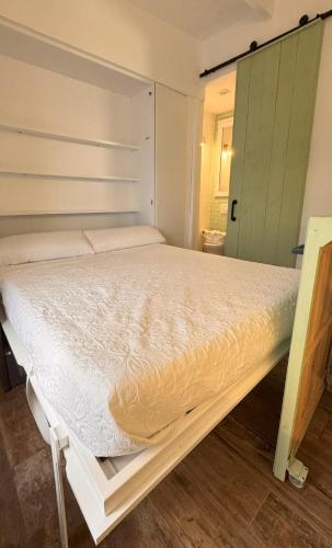 a bedroom with a white bed in a room at Prieto Picudo - Harbor's Light in Villajoyosa