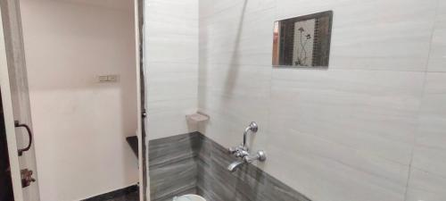 Bilik mandi di Rainbow Residency Auroville