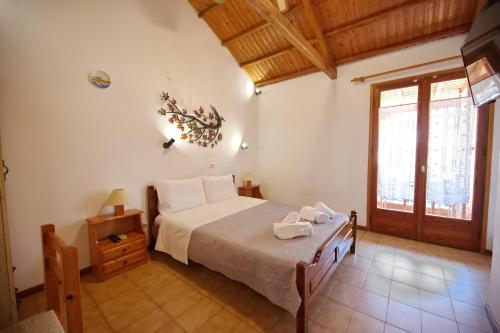 a bedroom with a bed and a window at Villa Konstantinos in Votsi